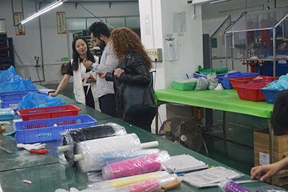 不遠(yuǎn)萬里，硅膠套客戶來硅膠制品廠參觀