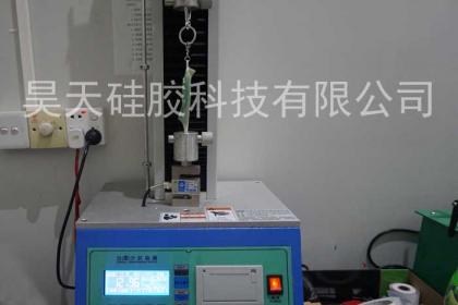 硅膠套客戶來硅膠制品廠，查看硅膠套打樣