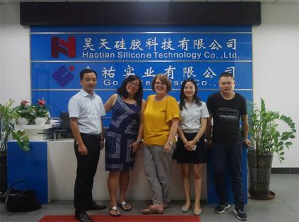 俄羅斯客戶終于來(lái)訪硅膠制品廠